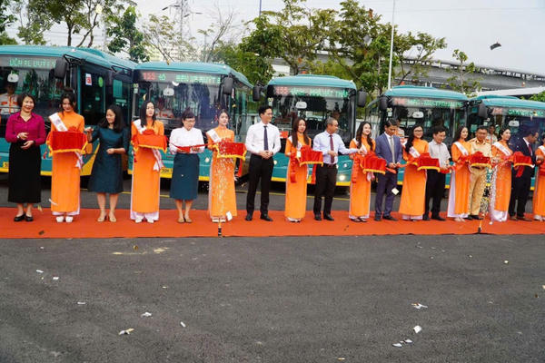 TP HCM: Khai trương 17 tuyến xe buýt điện kết nối Metro số 1 Bến Thành - Suối Tiên TP HCM: Khai trương 17 tuyến xe buýt điện kết nối Metro số 1 Bến Thành - Suối Tiên
