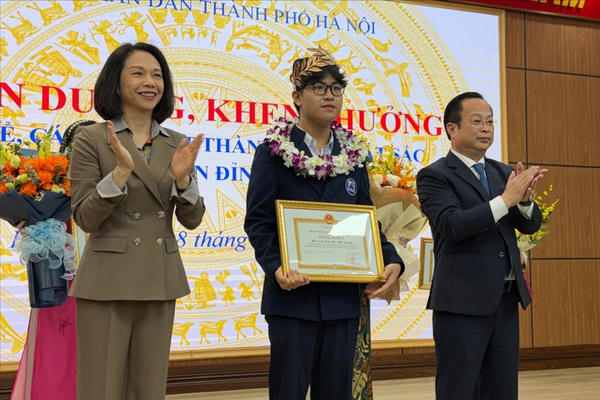 Hà Nội khen thưởng thành tích xuất sắc trong Cuộc thi “Đường lên đỉnh Olympia năm thứ 25” Hà Nội khen thưởng thành tích xuất sắc trong Cuộc thi “Đường lên đỉnh Olympia năm thứ 25”