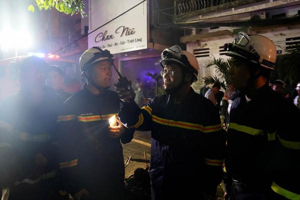 Giải cứu 3 người mắc kẹt trong vụ cháy nhà dân tại phường Hà Đông