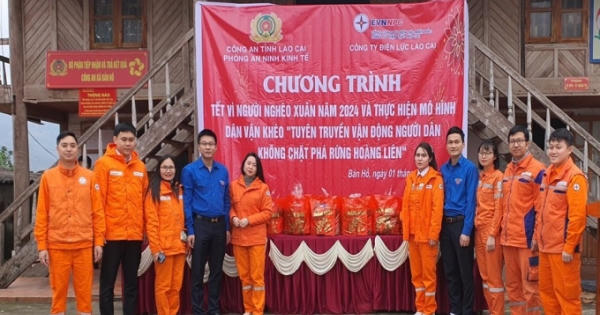 Công ty Điện lực Lào Cai tặng quà Tết cho người nghèo tại Sa Pa