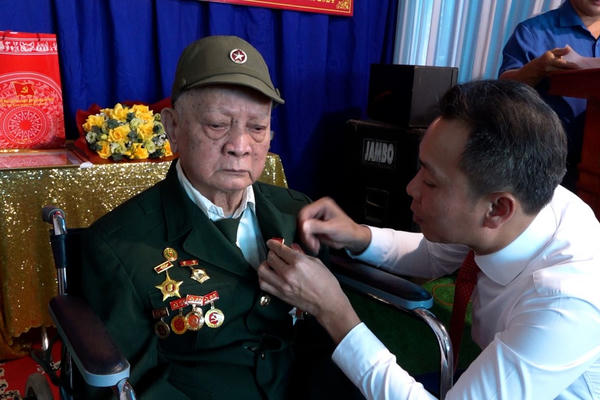 Cụ ông 90 tuổi tại Phú Thọ vinh dự nhận Huy hiệu 70 năm tuổi Đảng