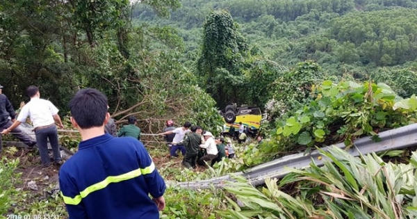 Xe chở 20 sinh viên đi du lịch rơi từ đèo Hải Vân xuống vực sâu