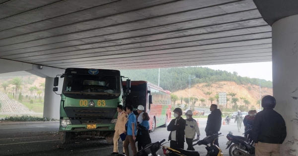 Quảng Ninh: Xe chở khách du lịch tông xe tải chở đất đang quay đầu dưới gầm cầu khiến 2 người bị thương