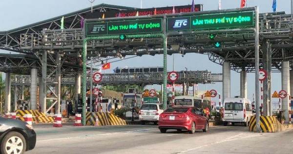 Hà Nội triển khai dán thẻ định danh đối với xe ô tô để thu phí điện tử không dừng