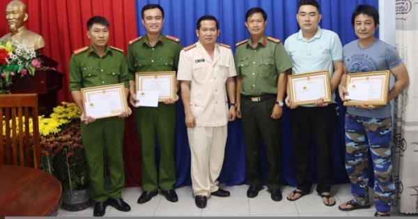 Nghẹt thở khống chế đôi nam nữ dùng dao cướp dây chuyền đêm giao thừa