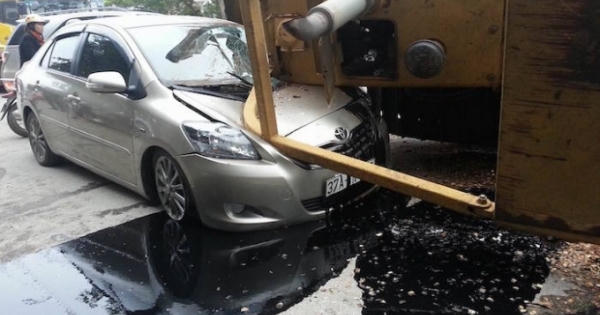 Nghệ An: Xe cán bộ kiểm lâm bị máy xúc đè bẹp dúm