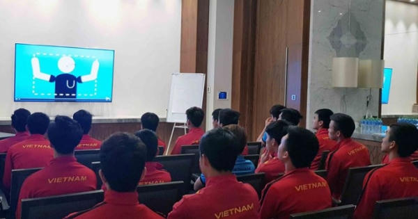 Điều ít biết về trợ lý đặc biệt của trọng tài trận tứ kết Việt Nam - Nhật Bản Điều ít biết về trợ lý đặc biệt của trọng tài trận tứ kết Việt Nam - Nhật Bản