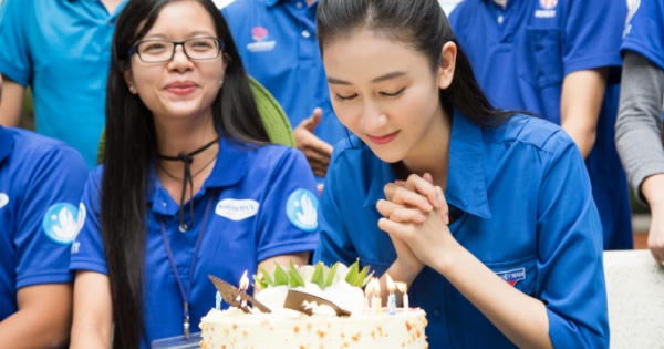 Hà Thu xúc động khi được sinh viên tình nguyện tổ chức sinh nhật bất ngờ Hà Thu xúc động khi được sinh viên tình nguyện tổ chức sinh nhật bất ngờ