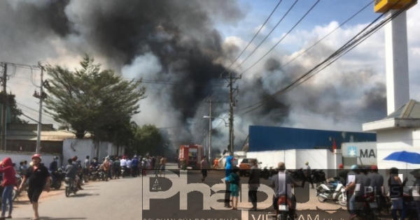 Bình Dương: Công ty gỗ Lâm Dương rộng hàng ngàn m2 bốc cháy dữ dội