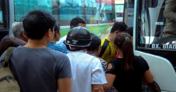 Dân ùn ùn về nghỉ Lễ 2/9, nhà xe “tranh thủ” bắt khách dọc đường