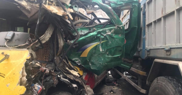 Xe buýt Đông Bắc nát bét sau va chạm với xe tải, nhiều người bị thương