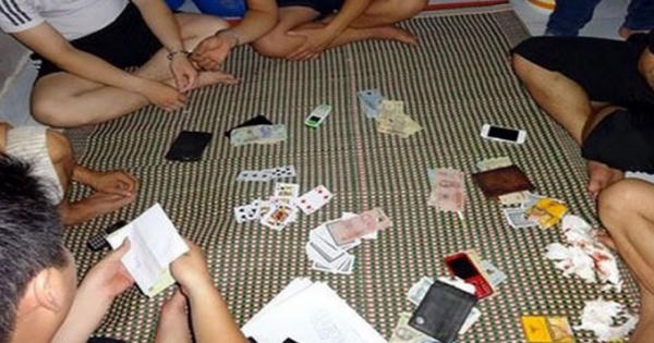Bắt quả tang cán bộ Phòng Giáo dục đánh bạc