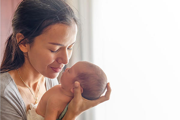 Bé 2 tháng tuổi tử vong do ngộ độc rượu trong sữa mẹ?
