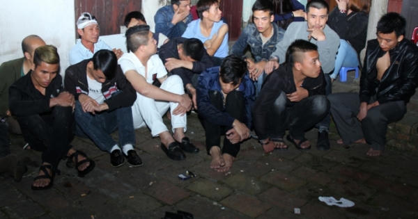 Công an đột kích sới bạc, bắt giữ 18 đối tượng đang sát phạt tại Hà Nam Công an đột kích sới bạc, bắt giữ 18 đối tượng đang sát phạt tại Hà Nam