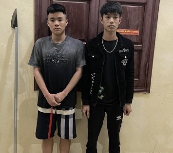 Hai thanh niên có "men", oai phong mang dao phóng lợn diễu phố
