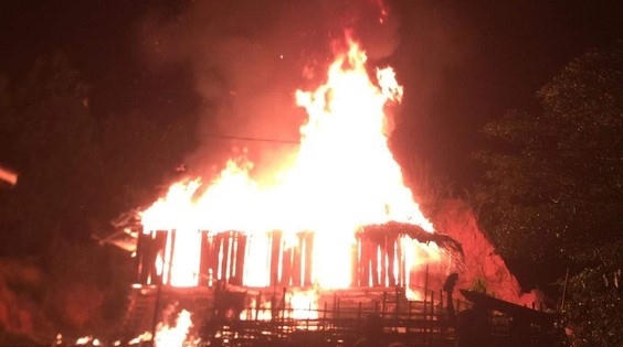 Không xin được tiền tiêu xài, con trai đòi chém mẹ ruột rồi đốt luôn nhà