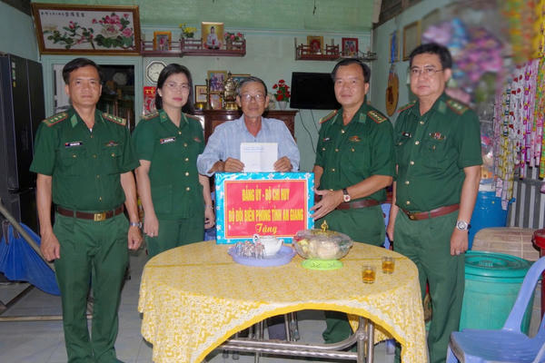 Bộ đội Biên phòng An Giang thăm, tặng quà Mẹ Việt Nam anh hùng Nguyễn Thị Lựu Bộ đội Biên phòng An Giang thăm, tặng quà Mẹ Việt Nam anh hùng Nguyễn Thị Lựu