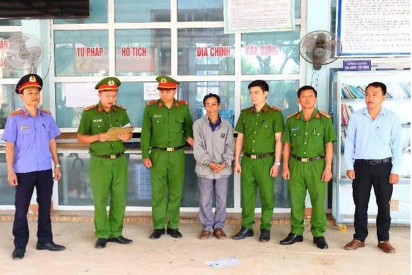 Một cán bộ địa chính xã nhận hối lộ để làm bìa đỏ bị khởi tố, bắt tạm giam