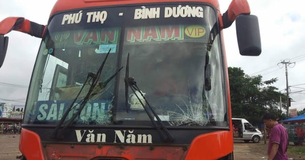 Nóng: Xe khách giường nằm mất lái lao vào chợ, 5 người thương vong