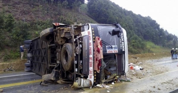 Xe khách mất lái, lật ngửa trên cao tốc Nội Bài - Lào Cai