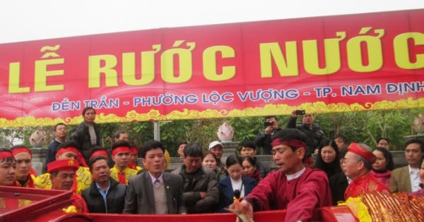 Tưng bừng lễ rước Nước, tế Cá trước ngày Khai Ấn Đền Trần