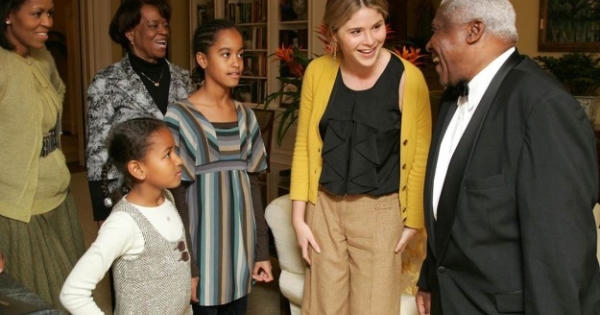 Khoảnh khắc về lần đầu hai ái nữ nhà Obama đặt chân đến Nhà Trắng