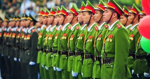 Đề xuất cấm công an không được để râu, đeo kính đen, ăn uống vỉa hè Đề xuất cấm công an không được để râu, đeo kính đen, ăn uống vỉa hè