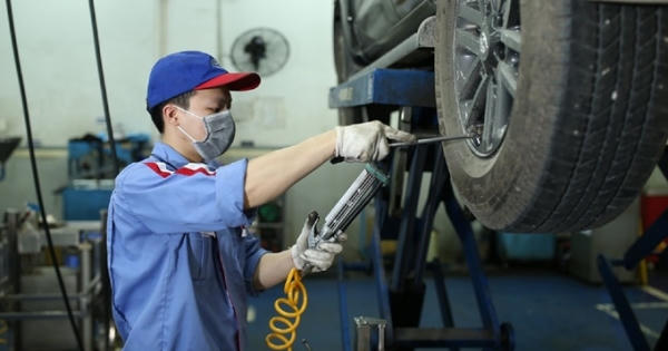 Đổ xăng đủ, bật điều hoà thường xuyên có lợi cho ô tô ra sao?