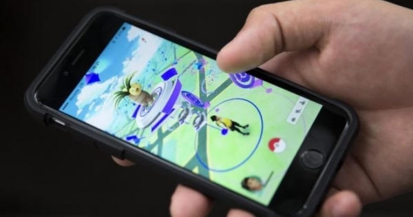 Mải chơi Pokemon Go, tài xế đâm chết người qua đường