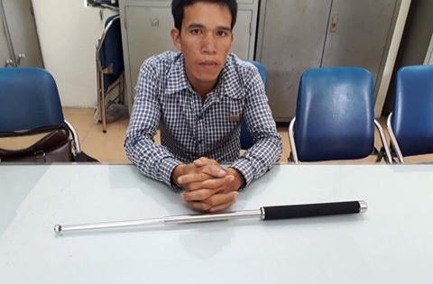 Nam thanh niên mang côn ba khúc để... phòng thân