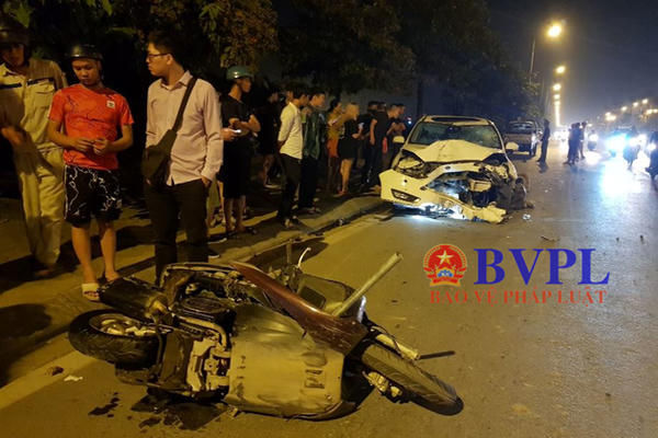 Hà Nội: Ô tô mất lái "đốn" đổ cột điện, kéo lê xe máy hàng trăm mét Hà Nội: Ô tô mất lái "đốn" đổ cột điện, kéo lê xe máy hàng trăm mét