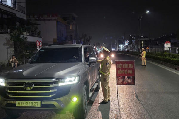 Theo chân Công an TP Cẩm Phả đi bắt “ma men” Theo chân Công an TP Cẩm Phả đi bắt “ma men”
