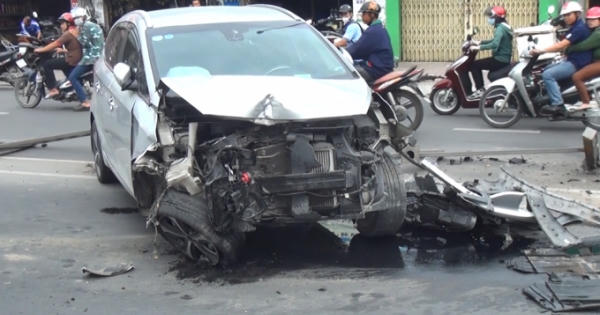 TP HCM: Tài xế ngủ gật, húc bay gần chục mét dải phân cách