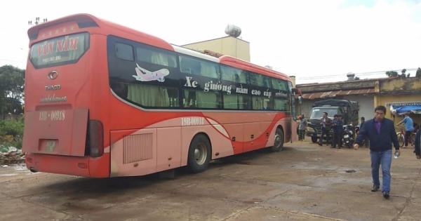 Xe khách lao vào chợ làm 5 người thương vong vì tránh xe máy qua đường