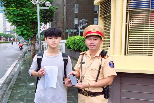 Cảnh sát giao thông Hà Nội hỗ trợ nam sinh nhận lại tài sản bị rơi