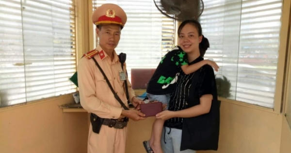 CSGT trao trả lại chiếc ví "phong thủy" cho người dân đánh mất
