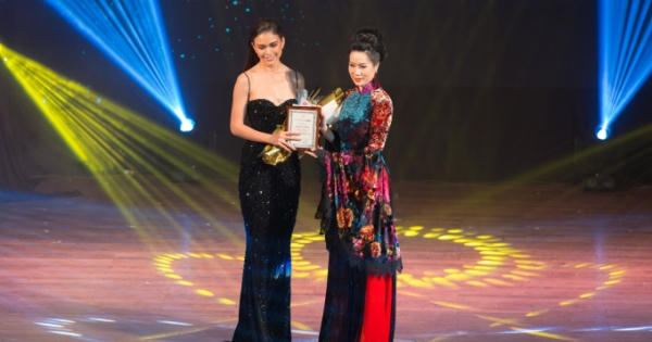 Á hậu Mâu Thủy giành giải thưởng "Women of the Year"