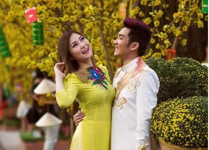 Quang Hà và Hương Tràm tình tứ du Xuân  làm kẹt phố phường