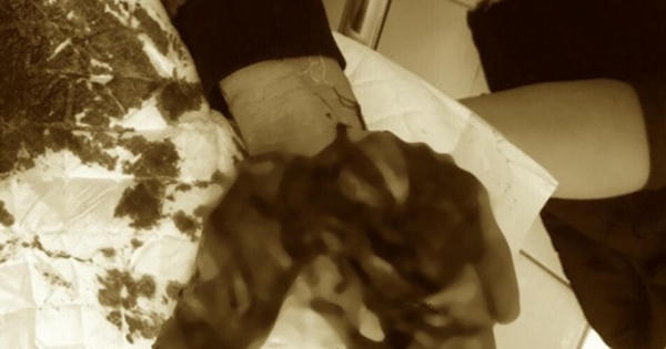 Bé 15 tuổi dập nát bàn tay vì nghịch thuốc pháo