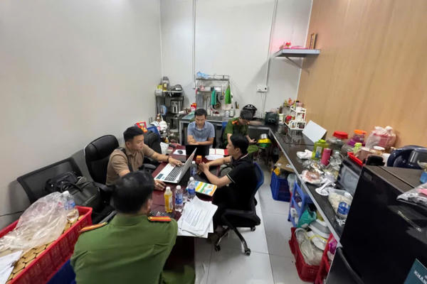 Triệt phá đường dây sản xuất “yến hũ chưng” giả, thu giữ gần 38.000 lọ tại Đà Nẵng Triệt phá đường dây sản xuất “yến hũ chưng” giả, thu giữ gần 38.000 lọ tại Đà Nẵng