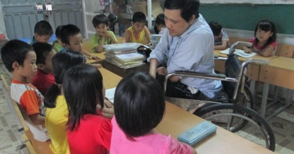 Chuyện cảm động bên lớp học của người thầy viết chữ... bằng miệng