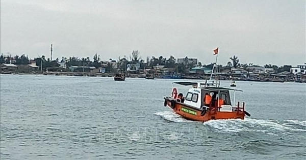 Khẩn trương điều tra nguyên nhân vụ chìm ca nô trên biển Cửa Đại