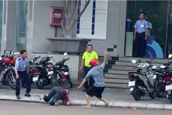 Mâu thuẫn gia đình, anh em ruột cầm dao chém nhau nhiều nhát giữa đường