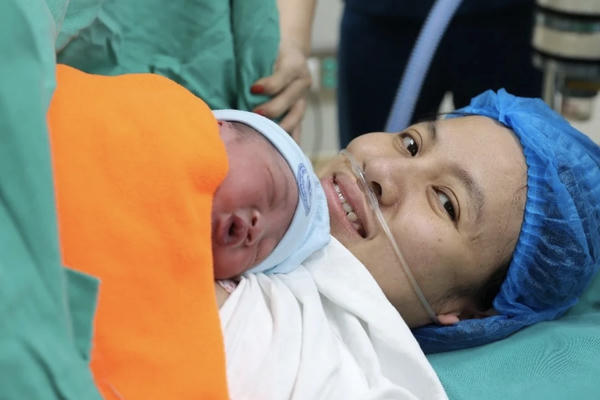 Khoảnh khắc những “em bé rồng” cất tiếng khóc chào đón năm Giáp Thìn 2024