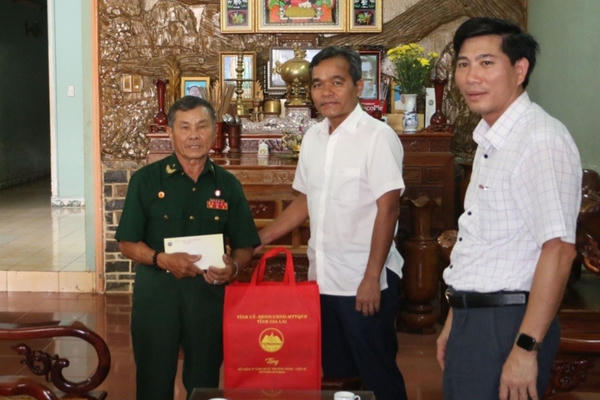 Bí thư Tỉnh uỷ Gia Lai thăm, tặng quà gia đình chính sách huyện Mang Yang Bí thư Tỉnh uỷ Gia Lai thăm, tặng quà gia đình chính sách huyện Mang Yang