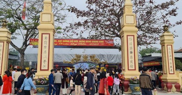 Người dân nô nức đi lễ đền ông Hoàng Mười ngày đầu năm Quý Mão 2023
