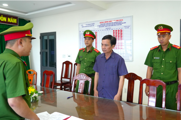 Vì sao nguyên Giám đốc Chi nhánh Văn phòng đăng ký đất đai TP Phan Thiết cùng 2 đối tượng bị khởi tố, bắt giam? Vì sao nguyên Giám đốc Chi nhánh Văn phòng đăng ký đất đai TP Phan Thiết cùng 2 đối tượng bị khởi tố, bắt giam?