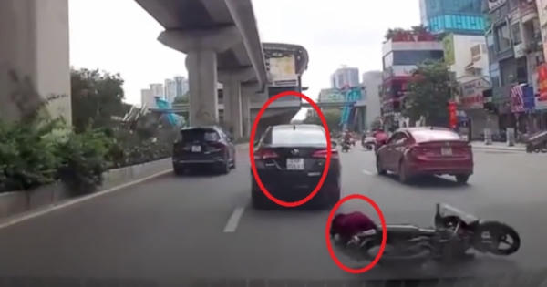 Clip ghi lại cảnh xế hộp vượt ẩu khiến người phụ nữ ngã xấp mặt xuống đường rồi bỏ chạy Clip ghi lại cảnh xế hộp vượt ẩu khiến người phụ nữ ngã xấp mặt xuống đường rồi bỏ chạy