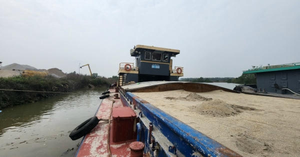 Quảng Ninh: Tạm giữ tàu vận chuyển 600 m3 cát không có nguồn gốc xuất xứ