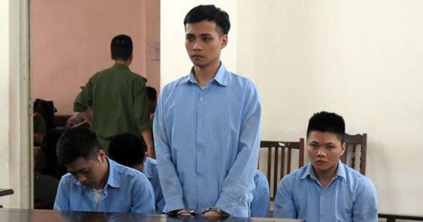 Hắt dầu luyn và mắm tôm vào nhà con nợ để gây sức ép